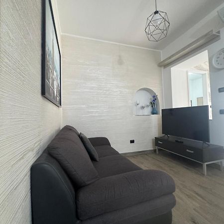 Casa Alessio - Elegante Appartamento Nel Cuore Di Cesano Maderno Eksteriør billede